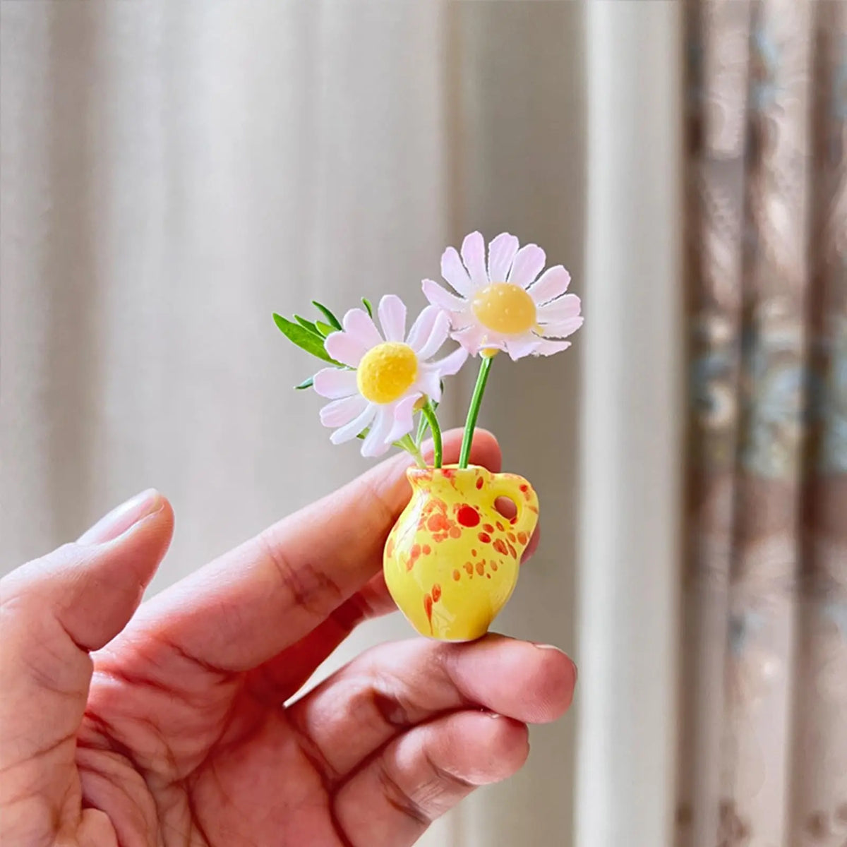 8PCS Whimsical Lightweight 3D Ceramic Flower Vase Magnets - Magnetic Decorative Fridge Magnets, Tiny Mini Bud Vases for Refrigerator Decorating & Fridge Display